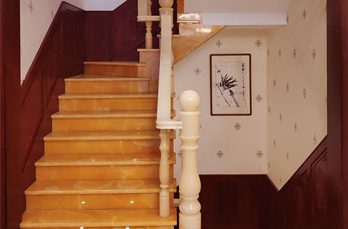 志丹中式别墅室内汉白玉石楼梯的定制安装装饰效果